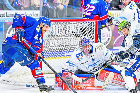 Andrew Desjardins (links, beim Heimsieg über die Iserlohn Roosters) und die Adler Mannheim peilen an diesem Freitag in Straubing den neunten Sieg in Folge an. Foto: Alfred Gerold