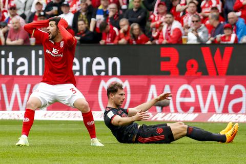 Außenbahnspieler Aarón Martín (links).
