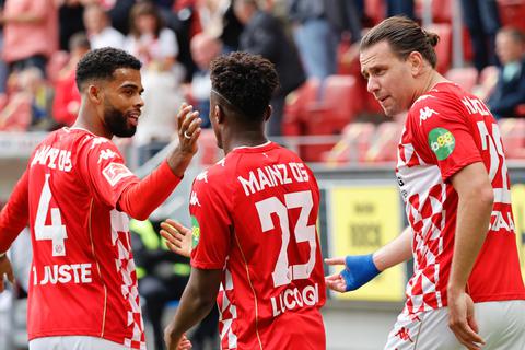 Jeremiah St. Juste (li.) und Adam Szalai (re.) von Mainz 05 beglückwünschen Anderson Lucoqui zum 1:0-Treffer.  Foto: Sascha Kopp