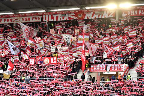 Ganz so voll wird es zwar nicht, aber ab August will Mainz 05 im Stadion wieder vor Publikum spielen. Konkret vor maximal 14.000 Zuschauern. Archivfoto aus dem Jahr 2019: Torsten Silz/dpa