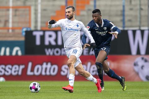 Hat er auch das Zeug für Bundesliga? In Darmstadt ist Serdar Dursun (links) die Lebensversicherung für die Lilien. Foto: dpa