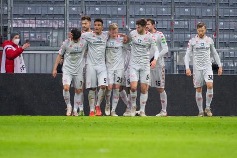 Die Spieler des 1. FSV Mainz 05 bejubeln das Tor von Karim Onisiwo zum 1:0 beim FC Bayern.