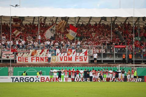 Die 05er feiern das Erreichen der zweiten DFB-Pokal-Runde mit ihren Fans.