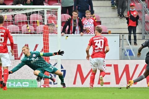 Berlins Taiwo Awoniyi (r) schießt den Treffer zum 1:1 gegen Mainz 05.  Foto: Torsten Silz/dpa 