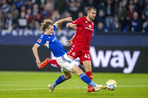 Schalkes Alex Kral (links) und Alexander Hack von Mainz 05 kämpfen um den Ball.