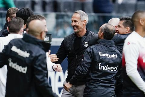 Eintracht Frankfurts Trainer Adi Hütter freut sich über den Sieg gegen die TSG Hoffenheim. Foto: dpa