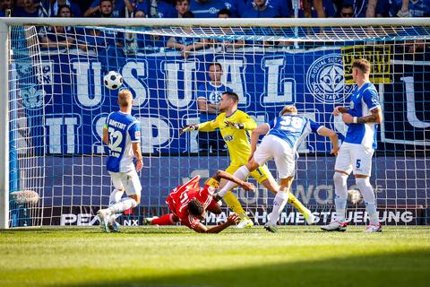 Darmstadts Torhüter Marcel Schuhen muss insgesamt viermal gegen Union Berlin hinter sich greifen und kritisiert Standardschwäche seiner Mannschaft.