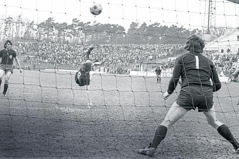 Bernd Nickel erzielt 1973 das „Tor des Monats April“ gegen den Wuppertaler SV per Seitfallzieher. Foto: Imago