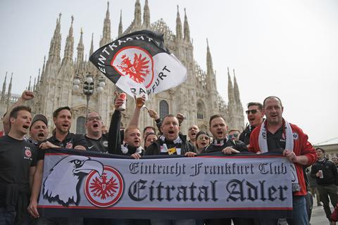 Eintracht-Fans folgen ihrem Team auch zu Auswärtsspielen in Europa - wie hier nach Mailand. Archivfoto: dpa