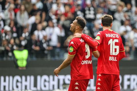 Niedergeschlagen und ausgepowert: die 05-Profis Karim Onisiwo (links) und Stefan Bell nach der 0:3-Niederlage in Frankfurt.