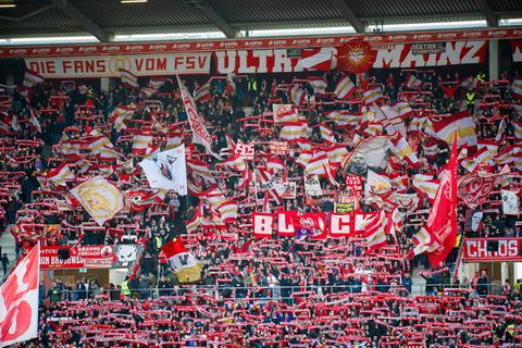 Ein voller Block beim Spiel Mainz 05 gegen Union Berlin - es sind Szenen wie diese, die Verein und Fans seit Corona schmerzlich vermissen. Archivfoto: Lukas Görlach