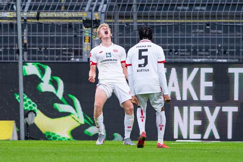 Der Mainzer Torschütze Jonathan Burkardt (l) bejubelt sein Tor zum 0:1 mit dem Mainzer Jean-Paul Boetius. Foto: dpa