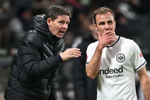Eintracht-Cheftrainer Oliver Glasner (l) gibt Mario Götze Anweisungen.