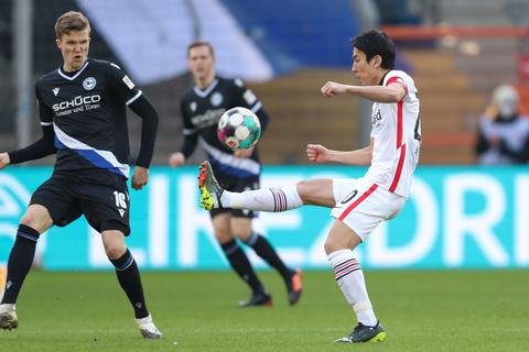 Bielefelds Fabian Kunze (l) im Kampf um den Ball mit Frankfurts Makoto Hasebe (r).  Foto: dpa