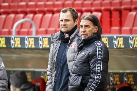 Mainz-05-Sportdirektor Martin Schmidt (rechts) sagt, dass die Quarantäne für nicht-geimpfte Spieler zu Saisonbeginn Auswirkungen auf die ganze Liga habe. Foto: Lukas Görlach