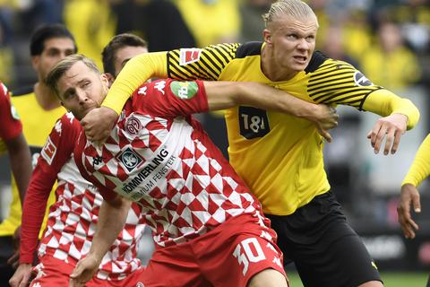 Hat gegen den Dortmunder Doppeltorschützen Erling Haaland einen schweren Stand: 05-Profi Silvan Widmer (links). Foto: nordphoto