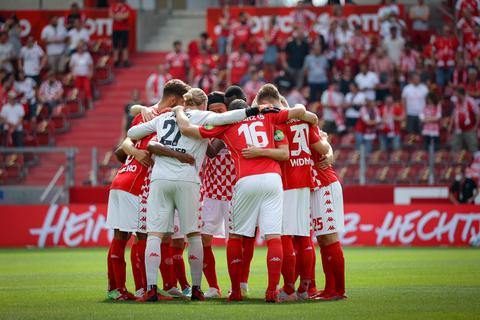 Gemeinsam sind sie stark: Das 05-Team schwört sich vor dem Anpfiff auf die Bundesliga-Partie gegen Leipzig ein. Foto: Lukas Görlach