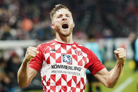 05-Verteidiger Silvan Widmer bejubelt seinen Treffer zum Ausgleich gegen Borussia Mönchengladbach. Foto: dpa