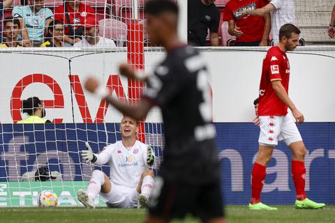 Enttäuschte Gesichter bei den Spielern von Mainz 05 nach der Niederlage gegen Bayer Leverkusen. Foto: Sascha Kopp