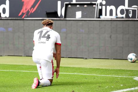Pierre Kunde Malong vom 1. FSV Mainz 05 kniet nach seinem Tor zum 0:2.auf dem Rasen.  Foto: Alexander Hassenstein/dpa 