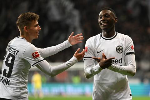 Frankfurts Randal Kolo Muani (r) und Jesper Lindström