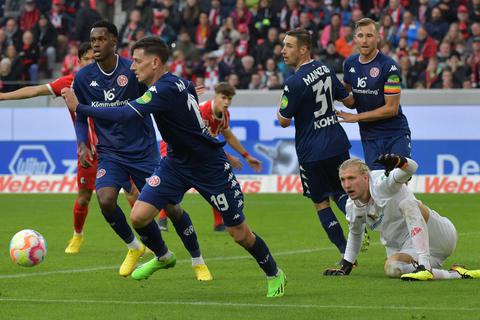 Viel zu tun im eigenen Strafraum: Im Hinspiel in Freiburg unterlagen die 05er 1:2.