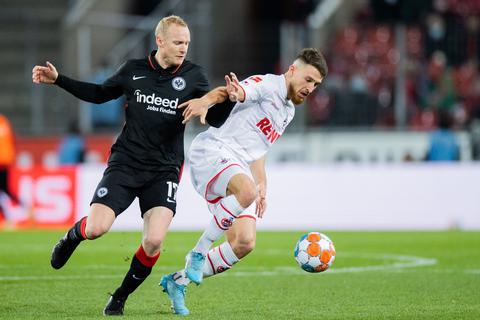 Kölns Salih Özcan (re.) und Frankfurts Sebastian Rode versuchen an den Ball zu kommen. Foto: dpa