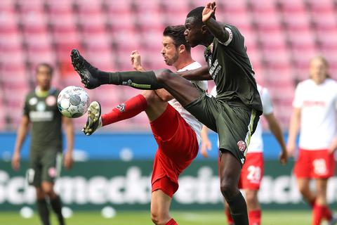 Kölns Mark Uth und der Mainzer Moussa Niakhate (rechts) im Zweikampf. Foto: dpa