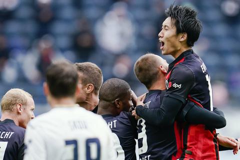 Eintracht-Torschütze Daichi Kamada jubelt gemeinsam mit Bas Dost über den zwischenzeitlichen 1:1-Ausgleich gegen die TSG Hoffenheim. Foto: dpa