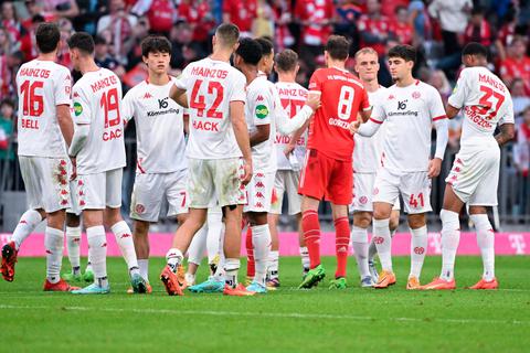 Die Spieler von Mainz 05 und FCB-Profi Leon Goretzka stehen nach dem Spiel zusammen.