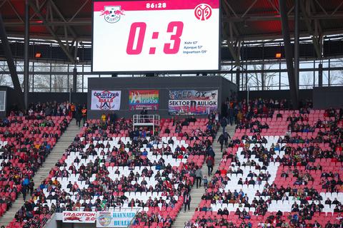 Sie vertreiben die Zuschauer in Leipzig: Viele Fans verlassen angesichts des 0:3-Rückstands gegen Mainz 05 frühzeitig das Stadion.