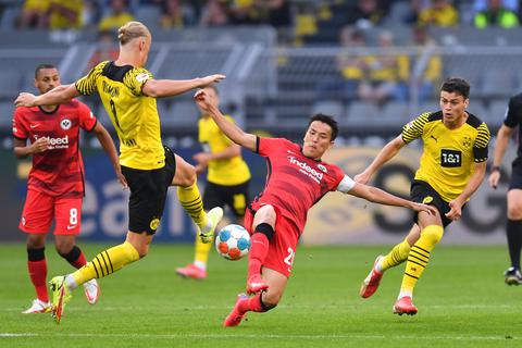 Die Mittelfeldspieler Makoto Hasebe und Djibril Sow hatten bei der 2:5-Pleite in Dortmund oft das Nachsehen. Foto: dpa