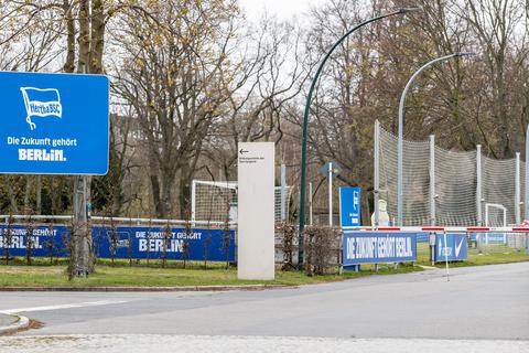 So leer wie das in gezwungenermaßen verlassene Trainingsgelände von Hertha BSC könnte am Sonntag auch die Opel Arena sein. Das Spiel von Mainz 05 gegen Hertha BSC muss wohl verlegt werden. Foto: dpa/Andreas Gora
