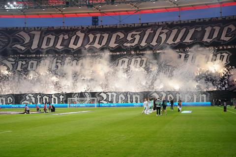 In den Europa-League-Heimspielen sorgten die Eintracht-Fans mit tollen Choreos stets für ein tolles Rahmenprogramm. In der Champions League dürfen sich viele nun sogar über ihre gewohnten Stehplätze freuen.  Foto: dpa