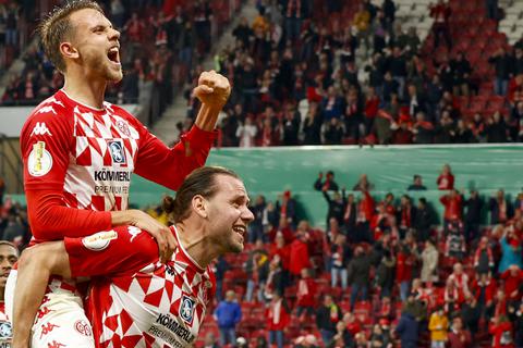 Mainzer Pokalhelden: Adam Szalai trägt den Siegtorschützen Marcus Ingvartsen auf den Schultern vor den jubelnden Fans. Foto: Kopp