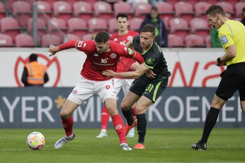 Anton Stach von Mainz 05 behauptet den Ball gegen den Wolfsburger Yannick Gerhardt.