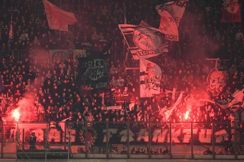 Pyro im Eintracht-Block in Mailand - im März 2019. Foto: dpa
