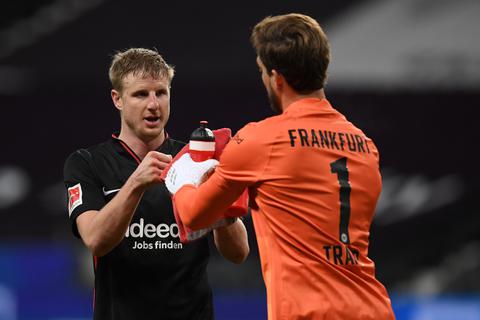 Frankfurts Martin Hinteregger (l) und Torwart Kevin Trapp klatschen sich ab.  Foto: Arne Dedert/dpa