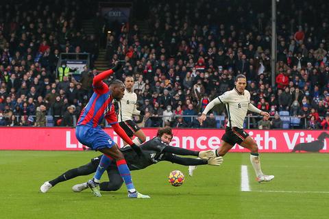 Mit dem FC Liverpool um Torhüter Alisson bekommt es Jean-Philippe Mateta (links) auch in Zukunft zu tun.                Foto: imago/Pro Sports Images