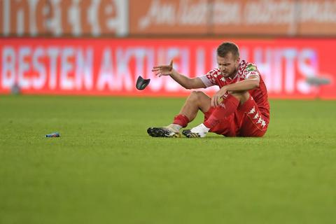 Mainz-05-Spieler Daniel Brosinski ist nach der Niederlage beim FC Augsburg bedient. Foto: Hübner/Martin
