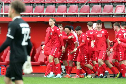 Die Mainzer U19-Bundesliga-Fußballer feiern den 5:1-Sieg gegen Darmstadt 98 und bleiben auf Erfolgskurs.