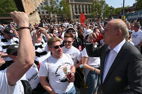 Peter Fischer (rechts), Präsident von Eintracht Frankfurt, besucht die angereisten Eintracht-Fans an ihrem Treffpunkt am Placa de Catalunya.  Foto: dpa
