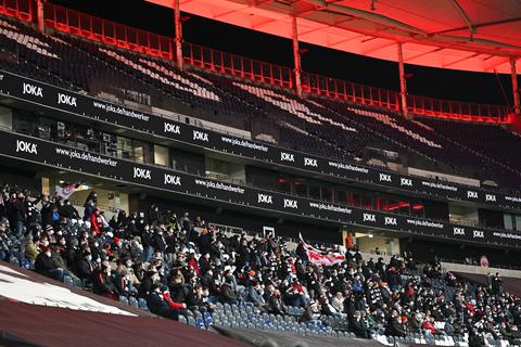 Eine Auslastung von zumindest 25 Prozent (hier der Deutsche Bank Park in Frankfurt) wünschen sich die hessischen Profiklubs. Foto: dpa/Arne Dedert