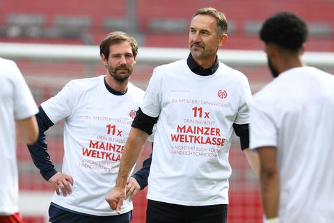 Auch den Klassenerhalt im Vorjahr erlebte Michael Falkenmayer (links neben dem damaligen Mainz-05-Cheftrainer Achim Beierlorzer) als Schaffer im Hintergrund mit. Foto: dpa