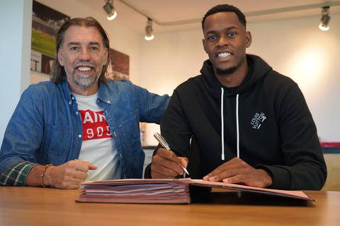 Mainz 05-Sportdirektor Martin Schmidt (links) und Edimilson Fernandes bei der Vertragsverlängerung