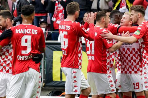 Der erste Torjubel: Die 05er feiern das 1:0 von Jonathan Burkardt (Zweiter von rechts).  Foto: Sascha Kopp 