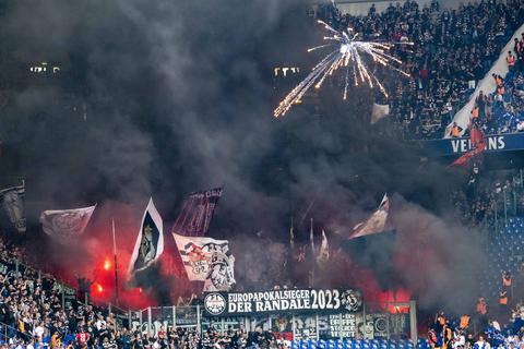 Die Frankfurter Fans zünden Pyrotechnik und Feuerwerksraketen in ihrem Block.