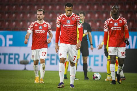 Hängende Köpfe nach der Niederlage gegen Köln: (von links) Kevin Stöger, Robin Quaison und Moussa Niakhate. Foto: Lukas Görlach 