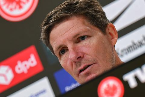Frankfurts Cheftrainer Oliver Glasner spricht während einer Pressekonferenz.