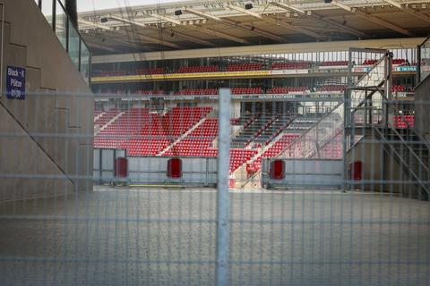 Die Opel-Arena in Mainz wird noch eine ganze Weile leer bleiben. Mit Geisterspielen soll die Bundesliga-Saison beendet werden.  Archivfoto: Lukas Görlach